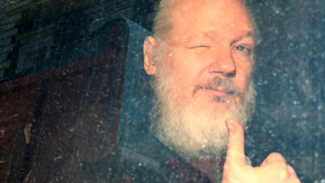 Assange: il ministro dell'Interno britannico ha firmato la richiesta di estradizione negli USA - nytimes.com