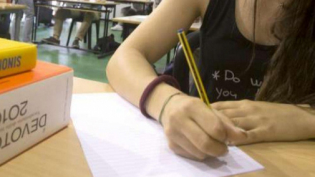 Napoli, abusi su studentesse 16enni: arrestato docente di liceo | notiziedi.it