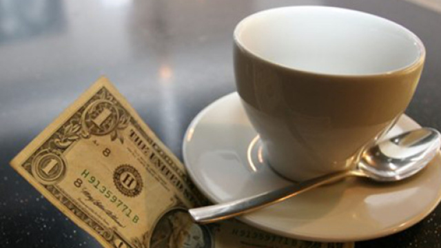 Ordina un caff&egrave; e prova a rubare le mance