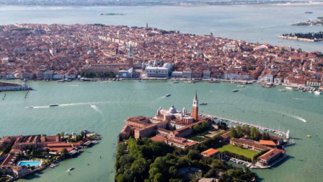 Venezia, piccola imbarcazione si ribalta in laguna: ci sono 4 feriti