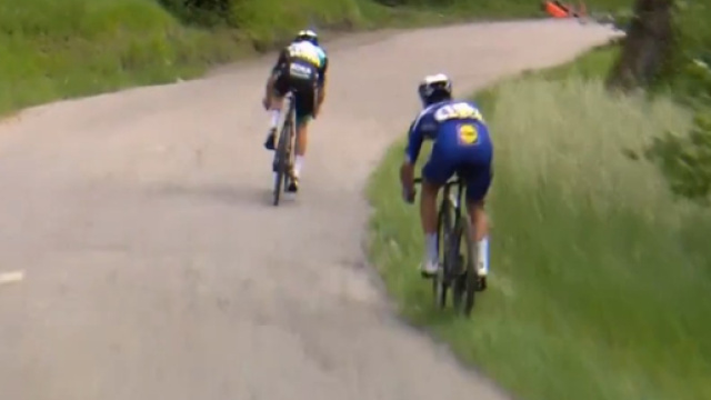 Alaphilippe sull'erba nella discesa verso il traguardo