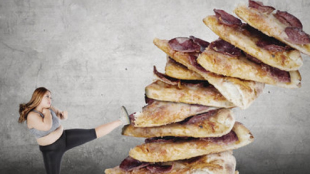 Le donne che dormono con la tv o il pc acceso hanno un rischio maggiore del 22% di prendere chili in eccesso. (Canva)