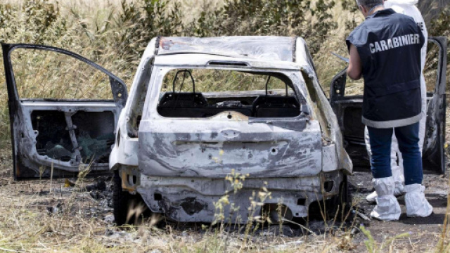 Ancora irrisolto il giallo di Torvaianica: venerd&igrave; mattina sono stati trovati in un'auto i corpi carbonizzati di un uomo e di una donna.