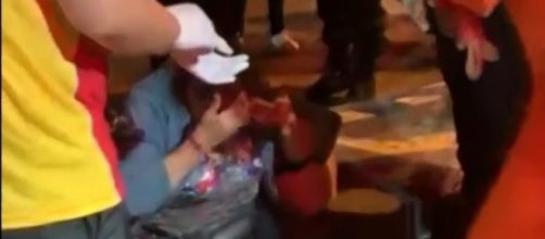 A vendedora foi socorrida pelo Corpo de Bombeiros. (Reprodu&ccedil;&atilde;o/ TV Globo)