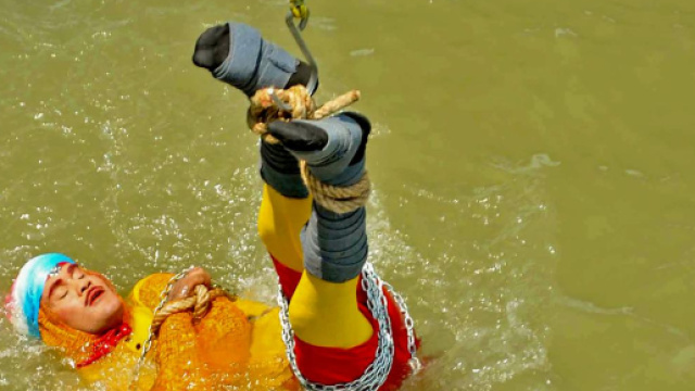 A Calcutta un illusionista &egrave; scomparso nelle acque del fiume locale dopo essersi fatto legare mani e piedi per replicare un trucco di Houdini.
