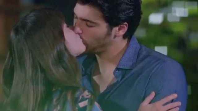 Bitter Sweet, spoiler: Ferit e Nazli si scambiano un bacio appassionato