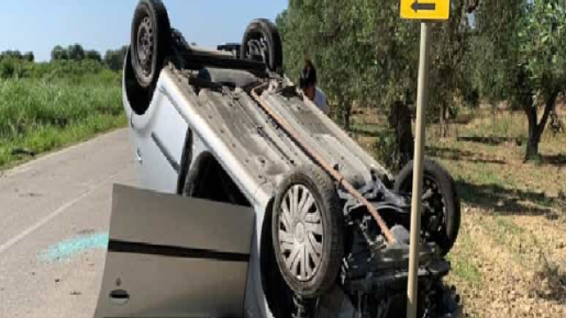 Brindisi, incidente nei pressi di Tuturano: auto ribaltata, ferita la conducente 43enne.