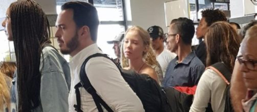 Najila na fila de embarque de Ih&eacute;us, voltando para SP. (Reprodu&ccedil;&atilde;o/ Twitter)