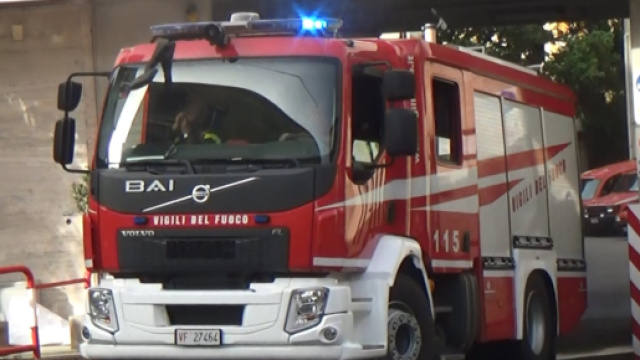 Brindisi, parcheggia l'auto e va a fare il bagno: la vettura prende improvvisamente fuoco