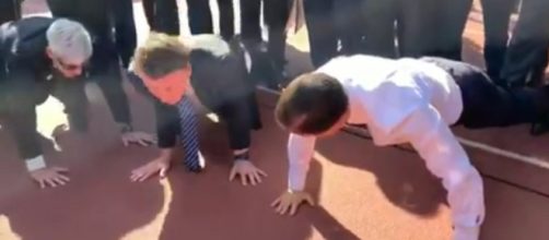 Bolsonaro e Doria fazem flex&otilde;es. (Reprodu&ccedil;&atilde;o/TV Globo).