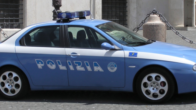 Caserta, militare si barrica in un bar e minaccia di fare una strage: spara dei colpi, conflitto a fuoco con Polizia