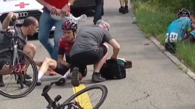 Geraint Thomas dopo la caduta al Giro di Svizzera
