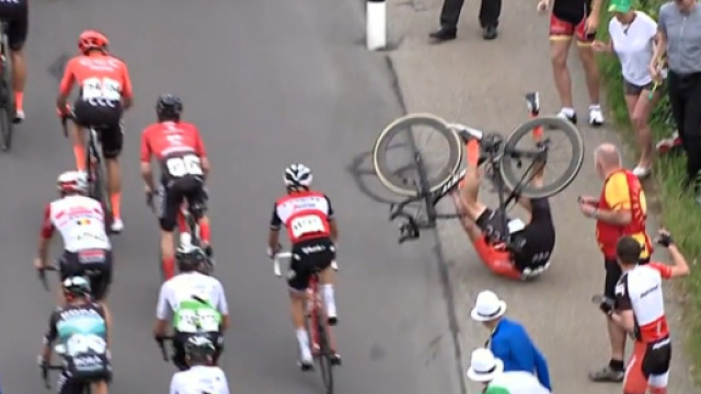 La caduta di Schar provocata da Peter Sagan