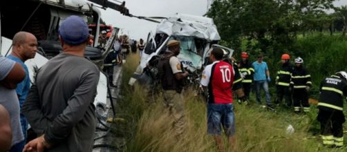 Van ficou destru&iacute;da com a batida. (Reprodu&ccedil;&atilde;o/TV Suba&eacute;)