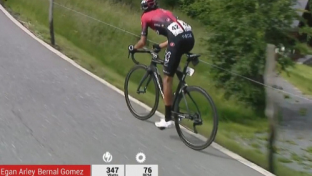 Egan Bernal all'attacco sulla salita finale