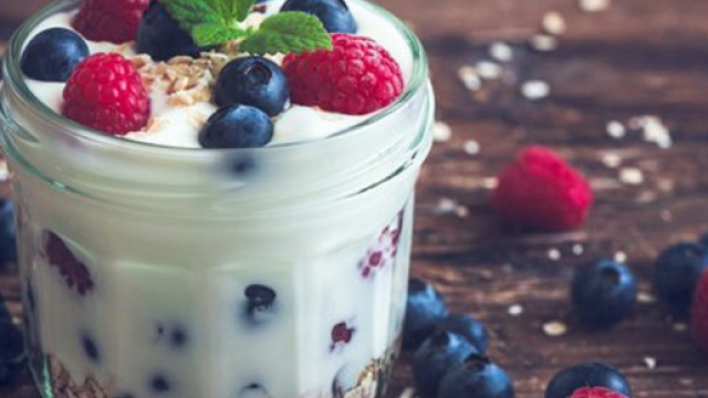Il consumo di yogurt potrebbe ridurre il rischio di sviluppare adenomi intestinali, secondo una ricerca condotta sugli uomini americani. (Canva)