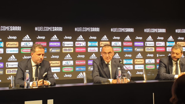 Il look di Maurizio Sarri al fianco di Fabio Paratici