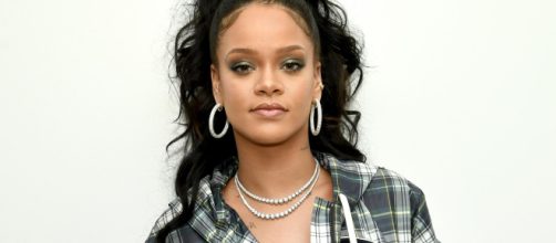 Rihanna 'trolea' a sus seguidores con una colecci&oacute;n de camisetas. / exacr.com