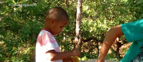 Menino de 4 anos virou not&iacute;cia ap&oacute;s catar latas para festa de anivers&aacute;rio. (Reprodu&ccedil;&atilde;o/ TV Anhanguera)