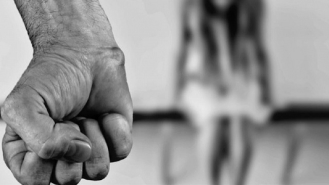 Genova, abusi sulla figlia: arrestati il padre, la madre ed il patrigno | letteradonna.it