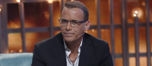 Carlos Lozano compara el machismo con el feminismo y estallan las redes