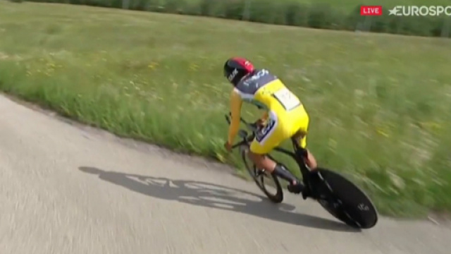 Egan Bernal rischia la caduta nella cronometro del Giro di Svizzera