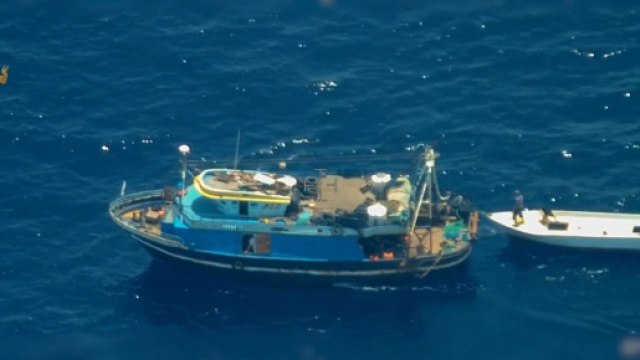 Peschereccio trasborda migranti su un barchino con destinazione Lampedusa