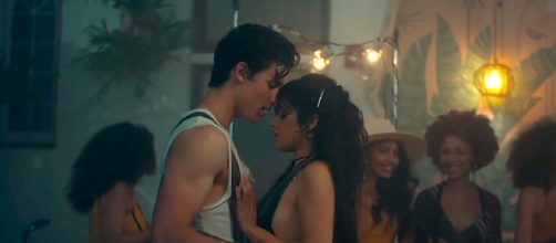Shawn Mendes y Camila Cabello en el video de 'Se&ntilde;orita'