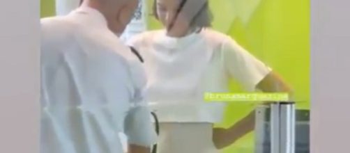 Bruna Marquezine &eacute; parada em aeroporto. (Reprodu&ccedil;&atilde;o)