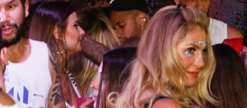 Neymar j&aacute; foi flagrado em outras oportunidades aos beijos com mulheres. (Arquivo Blasting News)