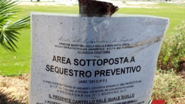 Brindisi, bagnanti violano sigilli di sequestro per raggiungere la spiaggia libera: denunciati