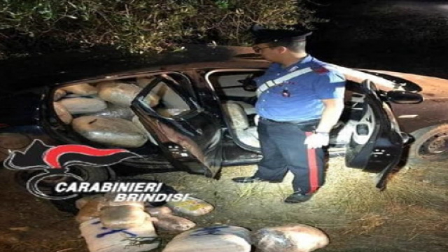 Brindisi, tre quintali di droga trovati abbandonati in un'auto