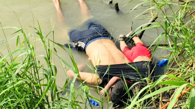 Messico, padre e figlia annegati al confine: una foto indigna l'America