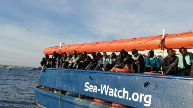 Migranti, la Sea Watch 3 lancia una raccolta di fondi per pagare un'eventuale sanzione