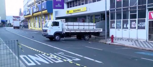 Criminosos usaram um caminh&atilde;o (reprodu&ccedil;&atilde;o TV Globo).