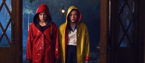 Um dos p&ocirc;steres da terceira temporada de 'Stranger Things' mostra Eleven e Max juntas. (Reprodu&ccedil;&atilde;o/Instagram/@strangerthingstv)