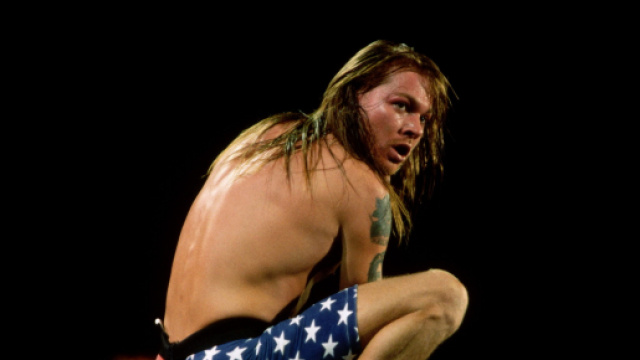 Axl Rose dei Guns N' Roses durante un concerto
