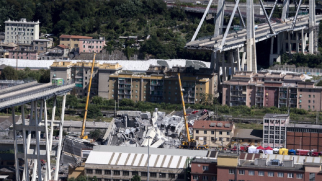 Le macerie del vecchio Ponte Morandi all'indomani del crollo in cui persero la vita 43 persone