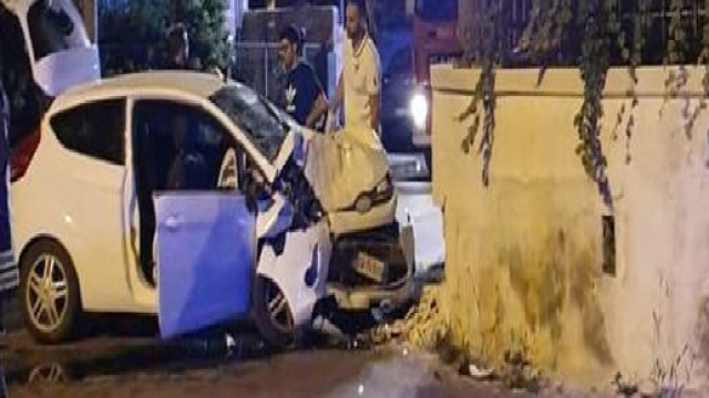 Lecce, grave incidente stradale nella notte, auto si schianta contro muro di recinzione: morta una 27enne