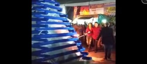 Explos&atilde;o aconteceu logo ap&oacute;s prefeito se aproximar com a tocha. (Reprodu&ccedil;&atilde;o)