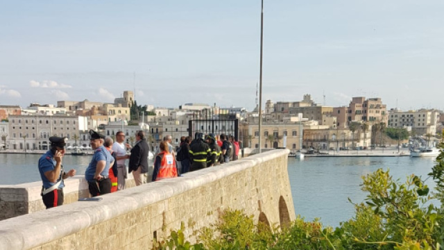 Brindisi, 13 lavoratori a rischio licenziamento minacciano il suicidio dal monumento al marinaio