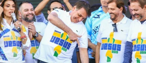 Presidente fazendo sinal de 'arminha' na Marcha para Jesus. (Arquivo Blasting News)