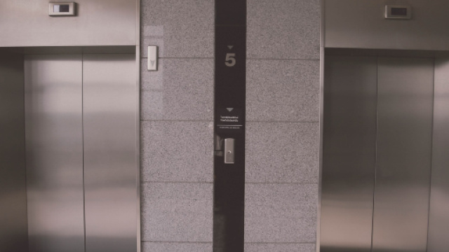 A Padova una 50 enne rimasta bloccata in ascensore per 27 ore, si &egrave; salvata da caldo e disidratazione bevendo vino.