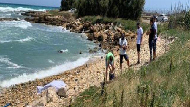 Brindisi, turista tedesco si getta nel mare in tempesta e annega sotto gli occhi di un amico
