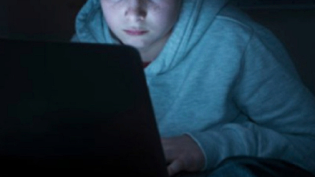 Torino, la madre gli toglie il computer: 19enne si butta dal quinto piano, &egrave; grave