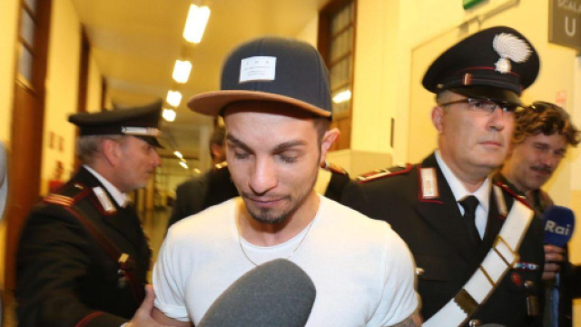 Marco Carta: un caso nel caso riguarda l'identit&agrave; della donna fermata con lui per il furto di sei magliette alla Rinascente di Milano. (Tgcom24)