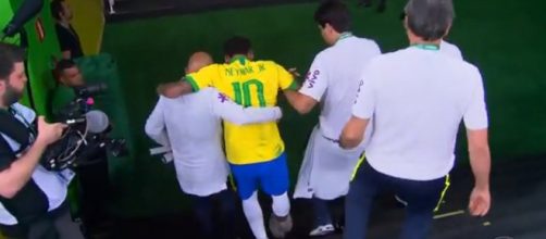 Neymar deixou o jogo ainda no primeiro tempo. (Reprodu&ccedil;&atilde;o/TV Globo)