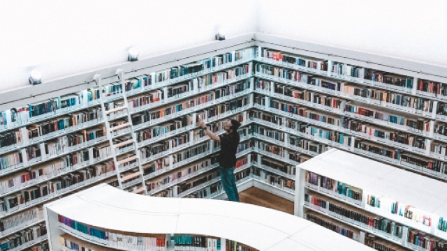 La biblioth&egrave;que, un temple de la culture - Photo by Fahrul Azmi on Unsplash