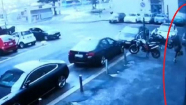 Torino, il video della fuga dalla questura di un sospettato di violenza carnale | corriere.it