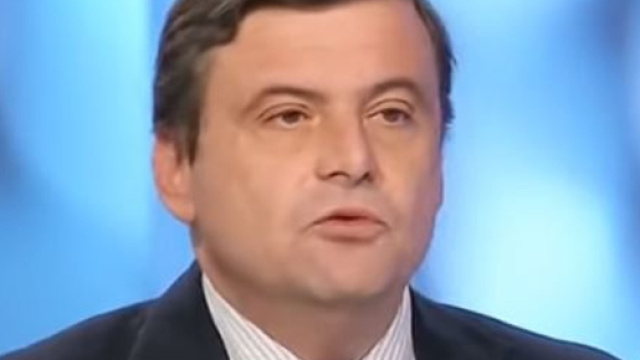 Carlo Calenda attaccato dal Movimento Cinque Stelle